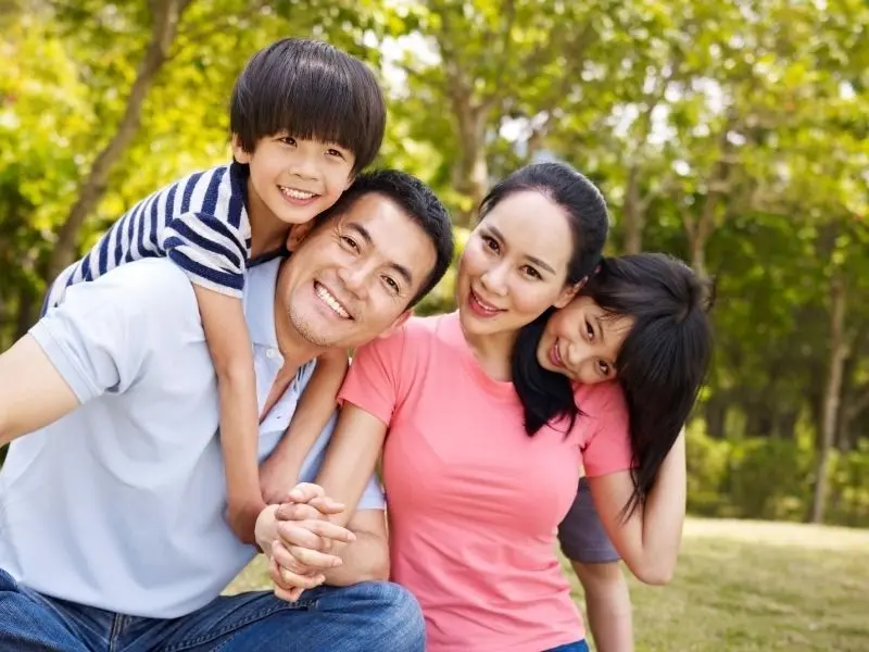 Ảnh gia đình hạnh phúc 4 người chia sẻ niềm vui Ảnh gia đình hạnh phúc 4 người chia sẻ niềm vui
