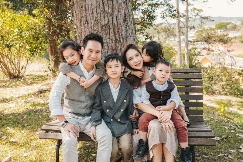 Hình ảnh gia đình hạnh phúc 6 người lan tỏa tình yêu thương Hình ảnh gia đình hạnh phúc 6 người lan tỏa tình yêu thương