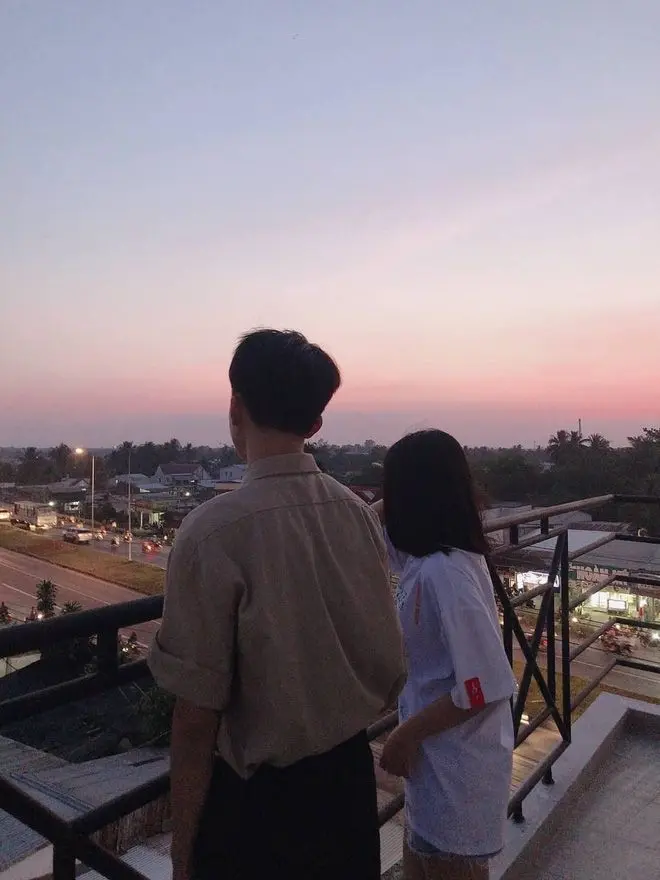 Hình ảnh chụp sau lưng cặp đôi với cảm xúc chân thực Hình ảnh chụp sau lưng cặp đôi với cảm xúc chân thực