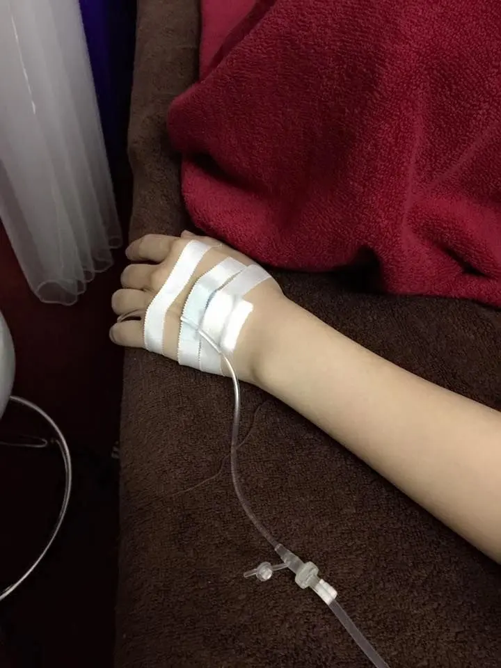 Tay nữ truyền nước với cánh tay thả lỏng thoải mái Tay nữ truyền nước với cánh tay thả lỏng thoải mái