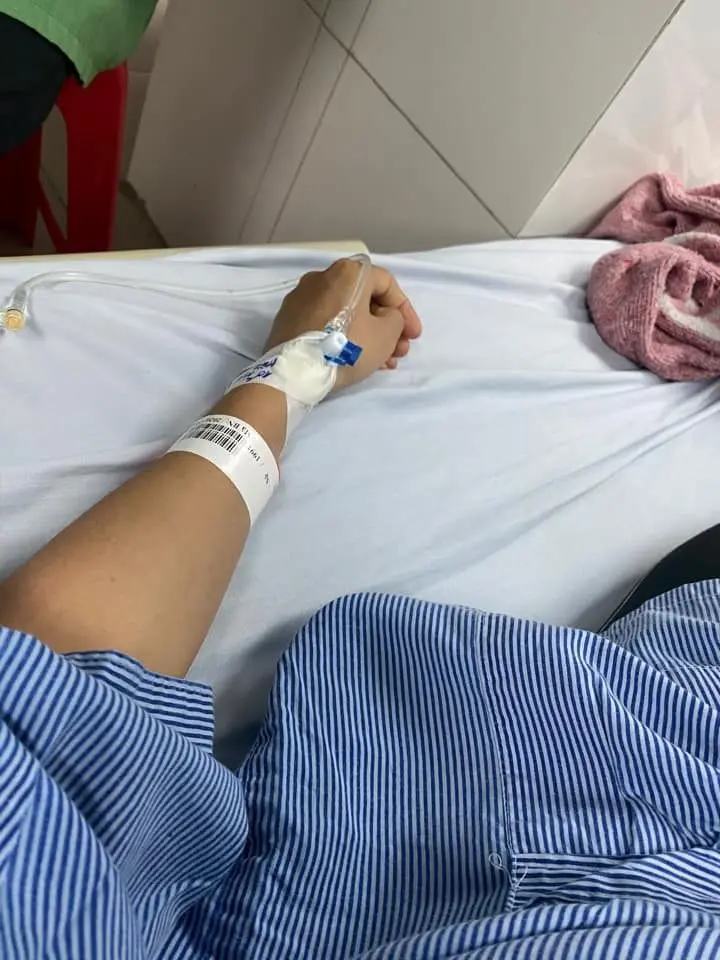Nam đang truyền nước biển trong phòng bệnh hiện đại Nam đang truyền nước biển trong phòng bệnh hiện đại