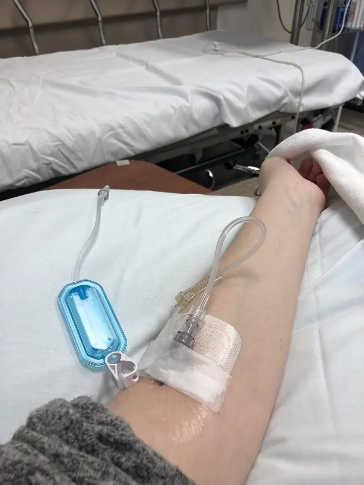 Nam truyền nước biển trong không gian bệnh viện sạch sẽ Nam truyền nước biển trong không gian bệnh viện sạch sẽ