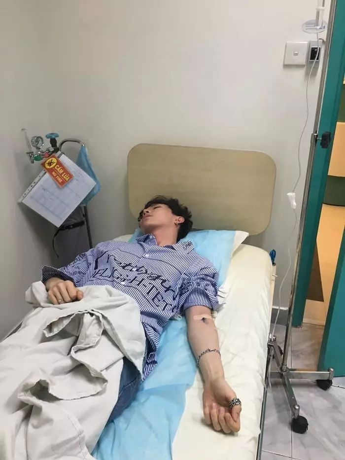Hình ảnh nam đang truyền nước biển với tư thế nghỉ ngơi Hình ảnh nam đang truyền nước biển với tư thế nghỉ ngơi