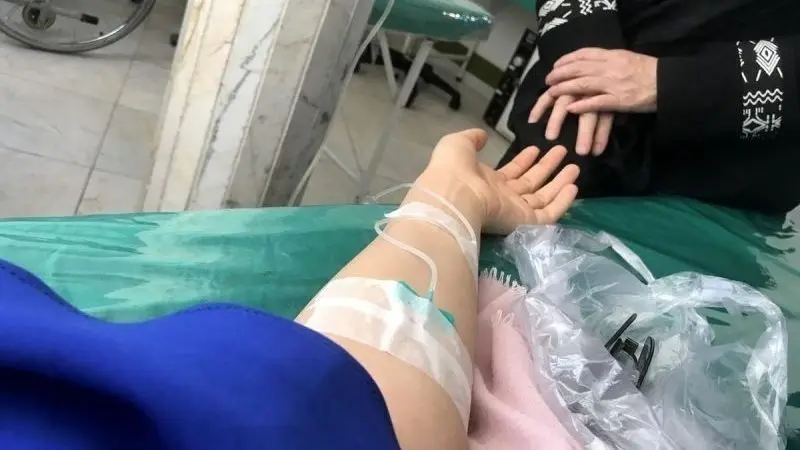 Truyền nước biển nam trong phòng bệnh với ánh sáng tự nhiên Truyền nước biển nam trong phòng bệnh với ánh sáng tự nhiên