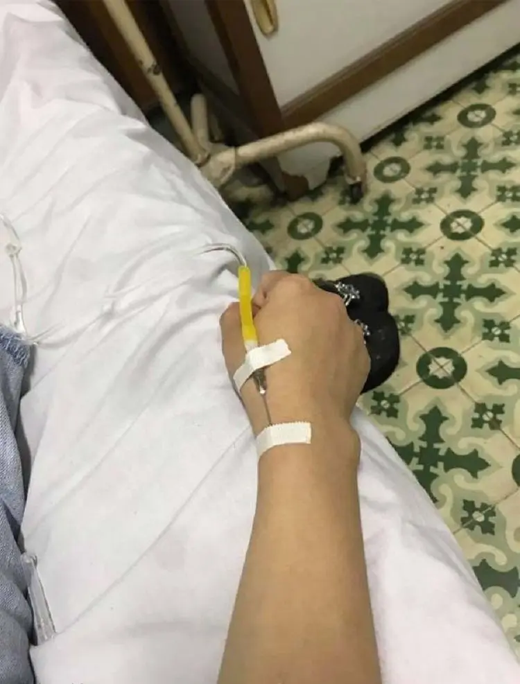 Hình ảnh truyền nước biển nam với dây truyền cố định an toàn Hình ảnh truyền nước biển nam với dây truyền cố định an toàn