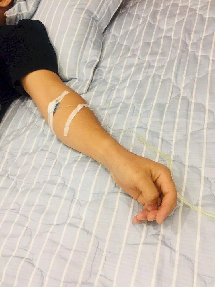 Khoảnh khắc nam truyền nước biển với gương mặt thư giãn Khoảnh khắc nam truyền nước biển với gương mặt thư giãn