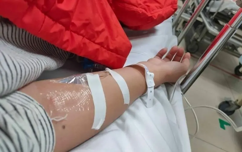 Nam đang truyền nước biển trong phòng bệnh tiện nghi Nam đang truyền nước biển trong phòng bệnh tiện nghi