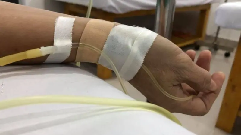 Truyền nước biển tại nhà với nhân viên y tế chuyên nghiệp Truyền nước biển tại nhà với nhân viên y tế chuyên nghiệp
