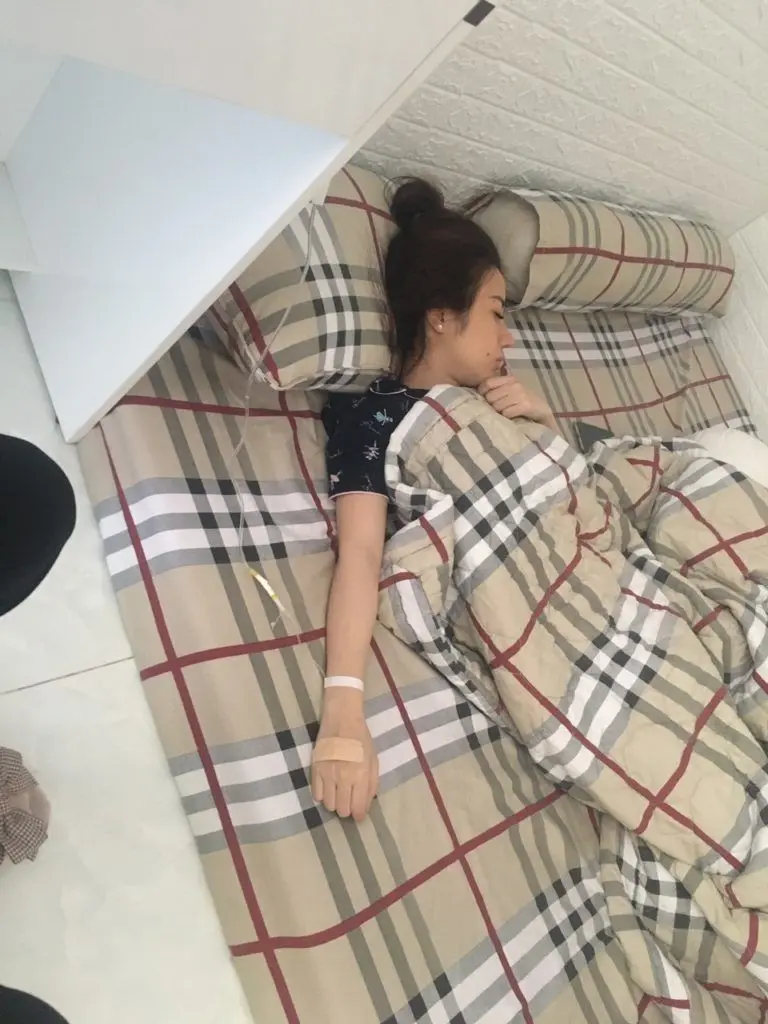 Hình ảnh truyền nước biển tại nhà với không gian ấm cúng Hình ảnh truyền nước biển tại nhà với không gian ấm cúng