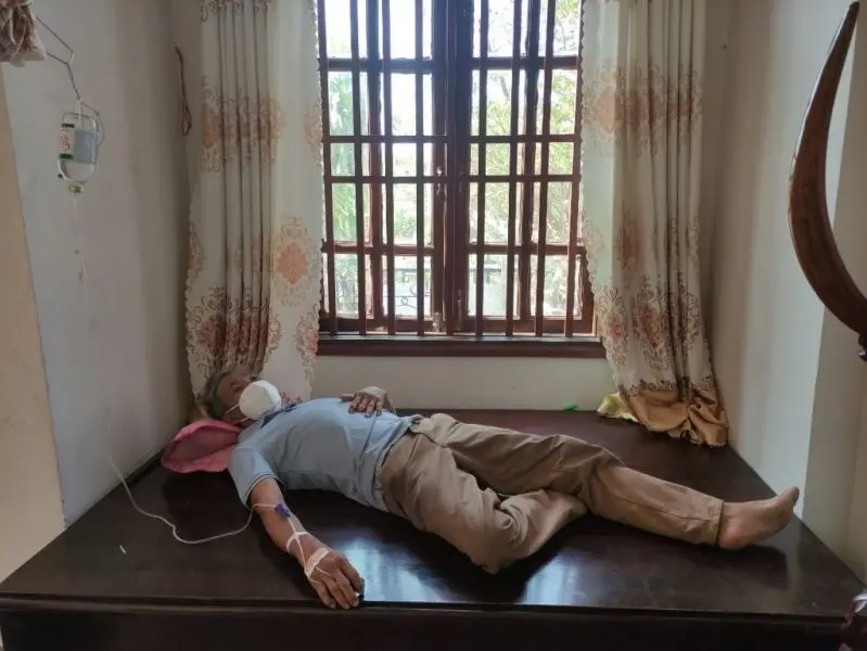 Khoảnh khắc truyền nước biển tại nhà với tư thế thoải mái Khoảnh khắc truyền nước biển tại nhà với tư thế thoải mái
