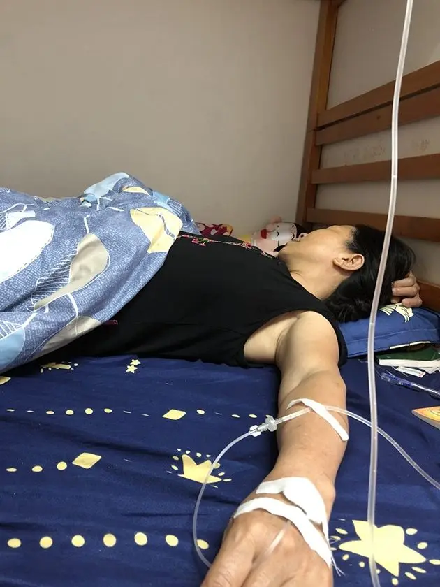 Hình ảnh truyền nước biển tại nhà với dụng cụ y tế đảm bảo Hình ảnh truyền nước biển tại nhà với dụng cụ y tế đảm bảo