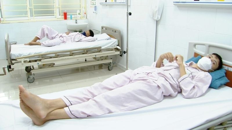 Cận cảnh truyền nước biển ở bệnh viện với dụng cụ tiệt trùng Cận cảnh truyền nước biển ở bệnh viện với dụng cụ tiệt trùng