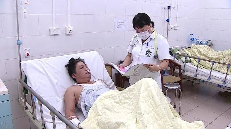Truyền nước biển ở bệnh viện với nhân viên y tế chuyên nghiệp Truyền nước biển ở bệnh viện với nhân viên y tế chuyên nghiệp