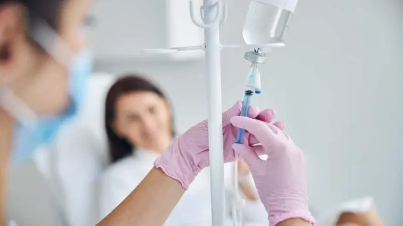 Hình ảnh truyền nước biển ở bệnh viện trong phòng bệnh tiện nghi Hình ảnh truyền nước biển ở bệnh viện trong phòng bệnh tiện nghi