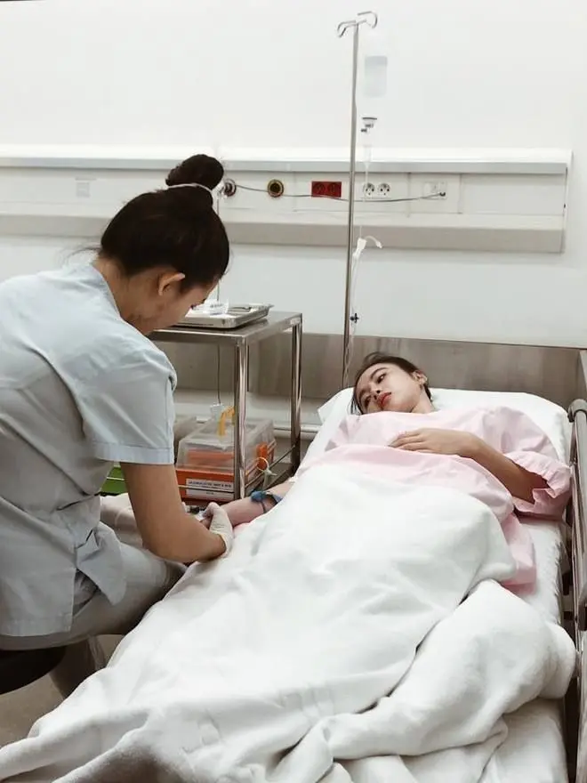 Hình ảnh truyền nước biển ở bệnh viện với tư thế nghỉ ngơi thoải mái Hình ảnh truyền nước biển ở bệnh viện với tư thế nghỉ ngơi thoải mái