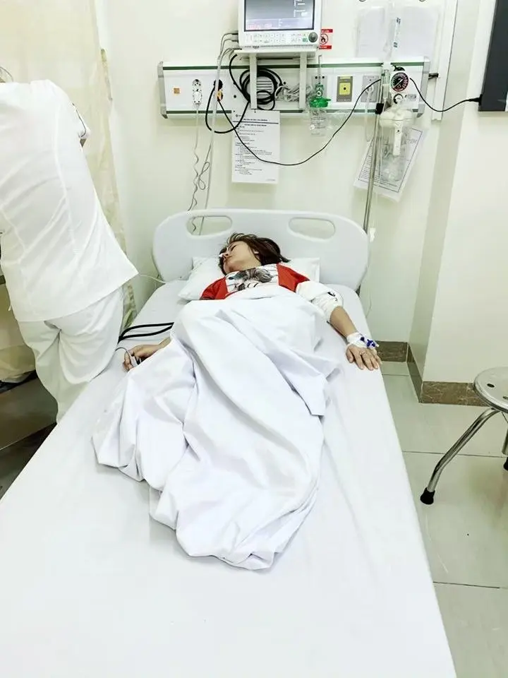 Khoảnh khắc truyền nước biển ở bệnh viện với bác sĩ hỗ trợ tận tình Khoảnh khắc truyền nước biển ở bệnh viện với bác sĩ hỗ trợ tận tình