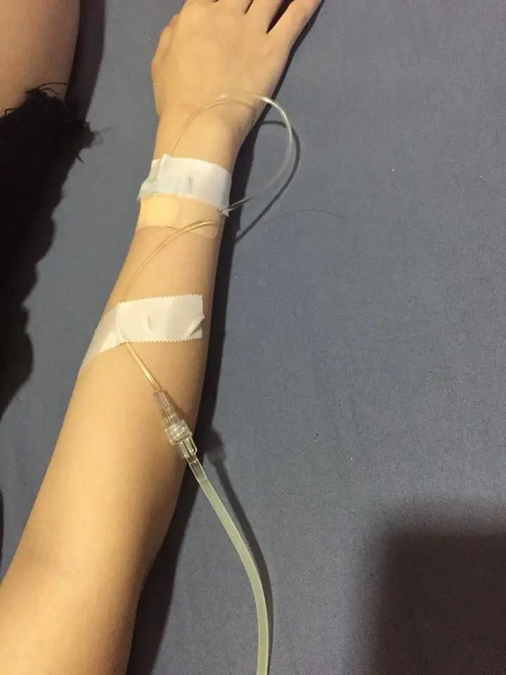 Khoảnh khắc tay nữ đang truyền nước tại nhà Khoảnh khắc tay nữ đang truyền nước tại nhà