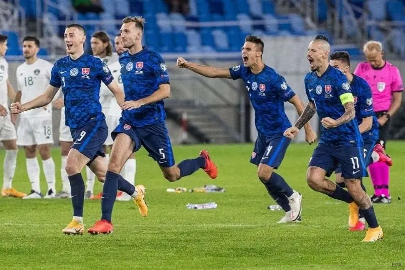 Đội tuyển Slovakia nhận cúp vô địch sau trận đấu kịch tính