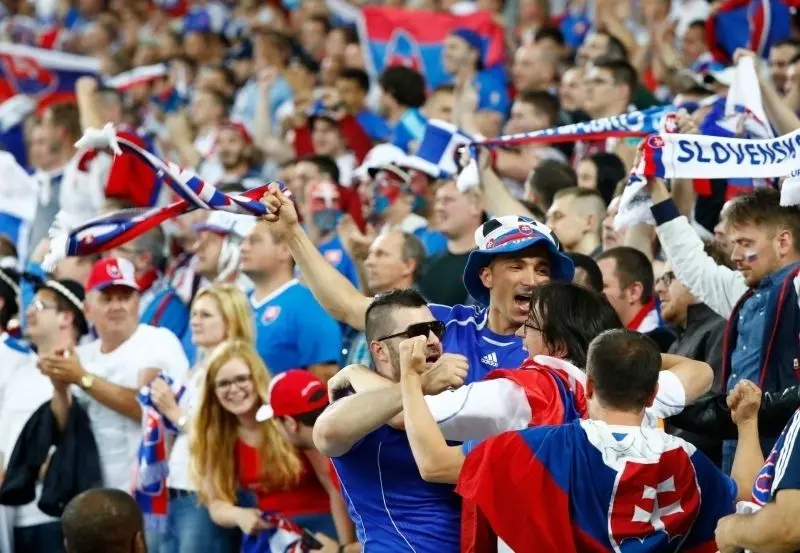 Đội tuyển Slovakia trong trang phục sân khách đẹp mắt