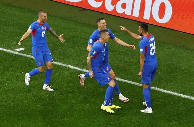 Khoảnh khắc đội tuyển Slovakia ăn mừng sau bàn thắng đẹp mắt
