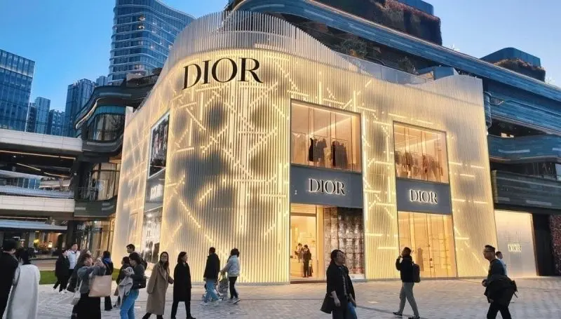 Sự kết hợp màu sắc trong ảnh Dior sang chảnh Sự kết hợp màu sắc trong ảnh Dior sang chảnh