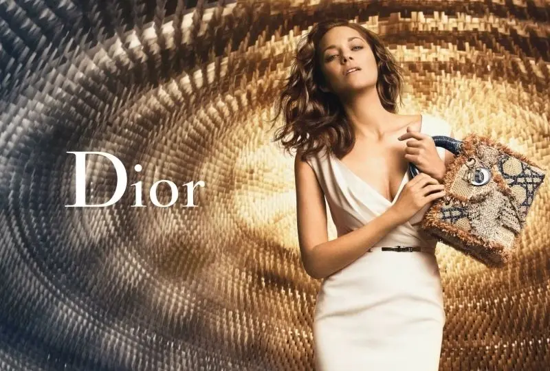 Ảnh Dior sang trọng phản ánh vẻ đẹp hoàn mỹ Ảnh Dior sang trọng phản ánh vẻ đẹp hoàn mỹ