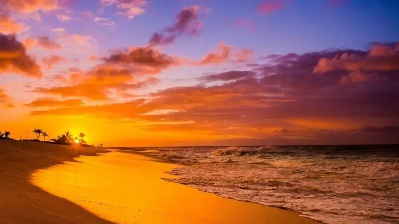 Màu sắc ấm áp của bầu trời hoàng hôn cuối ngày Màu sắc ấm áp của bầu trời hoàng hôn cuối ngày