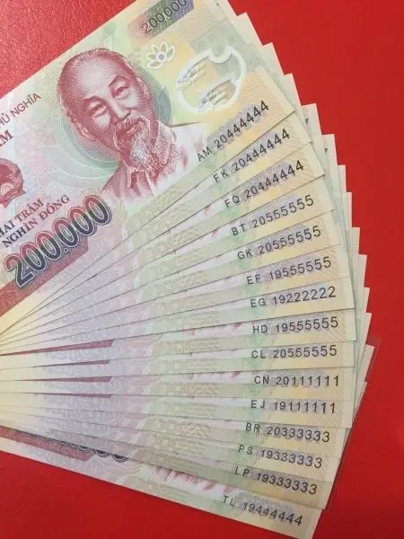 Xấp tiền 200K xếp đều và gọn gàng Xấp tiền 200K xếp đều và gọn gàng