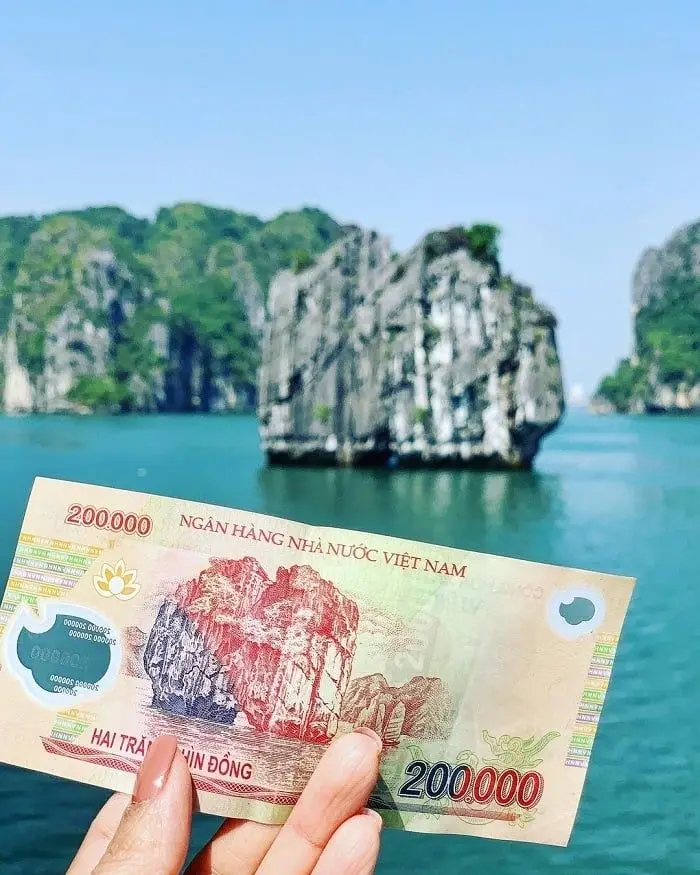 Tờ tiền 200K được bày trí trong khung cảnh đẹp Tờ tiền 200K được bày trí trong khung cảnh đẹp