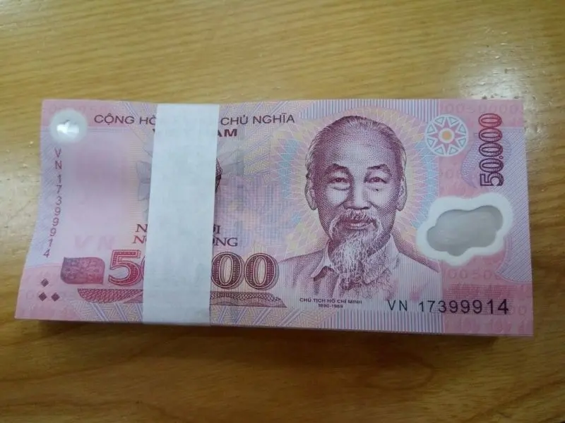 Xấp tiền 50K đặt trên bàn làm việc Xấp tiền 50K đặt trên bàn làm việc