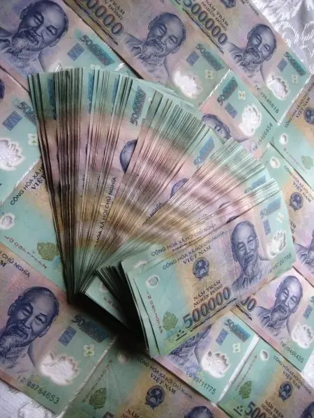 Xấp tiền 500K với các tờ tiền tươi mới Xấp tiền 500K với các tờ tiền tươi mới