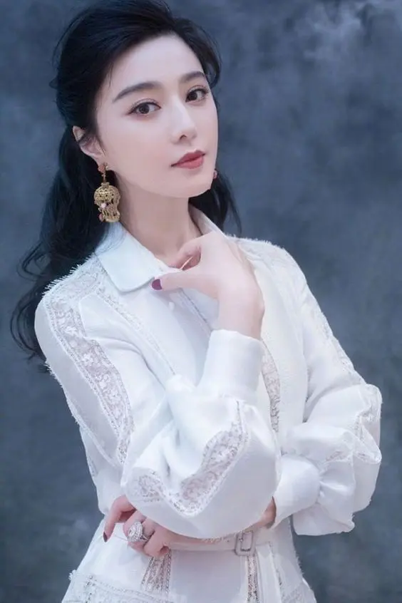 Hình ảnh người mẫu nữ thể hiện nét đẹp tinh tế Hình ảnh người mẫu nữ thể hiện nét đẹp tinh tế