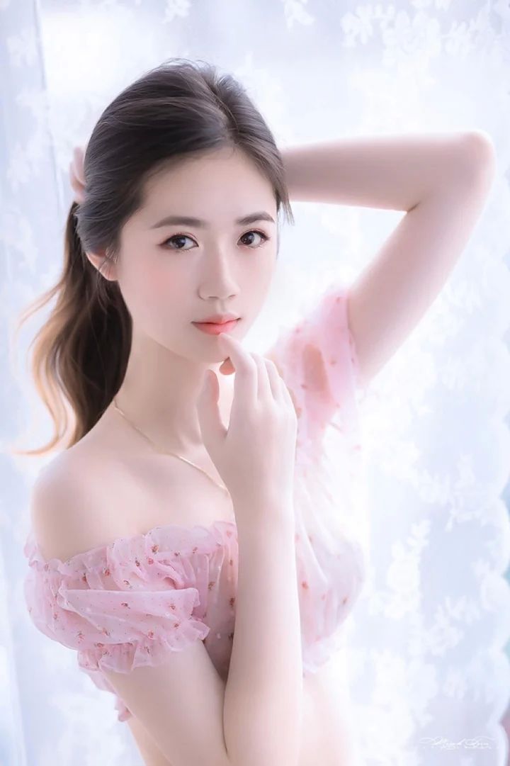 Ảnh người mẫu nữ mang phong cách hiện đại Ảnh người mẫu nữ mang phong cách hiện đại