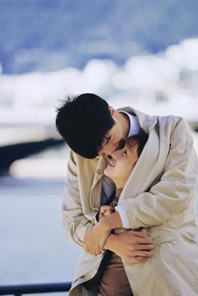Hình ảnh ôm nhau lãng mạn tạo nên khoảnh khắc khó quên Hình ảnh ôm nhau lãng mạn tạo nên khoảnh khắc khó quên