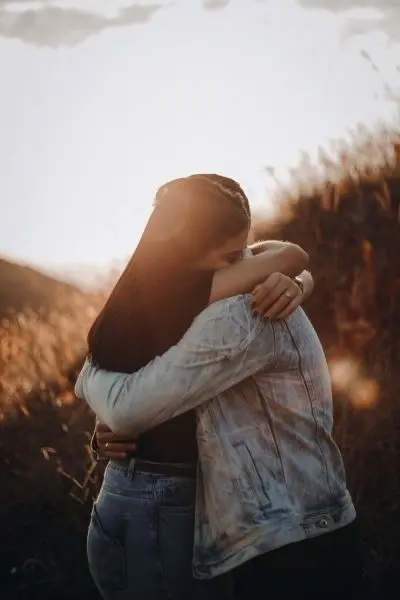 Hình ảnh ôm nhau lãng mạn giúp bạn cảm nhận tình yêu Hình ảnh ôm nhau lãng mạn giúp bạn cảm nhận tình yêu