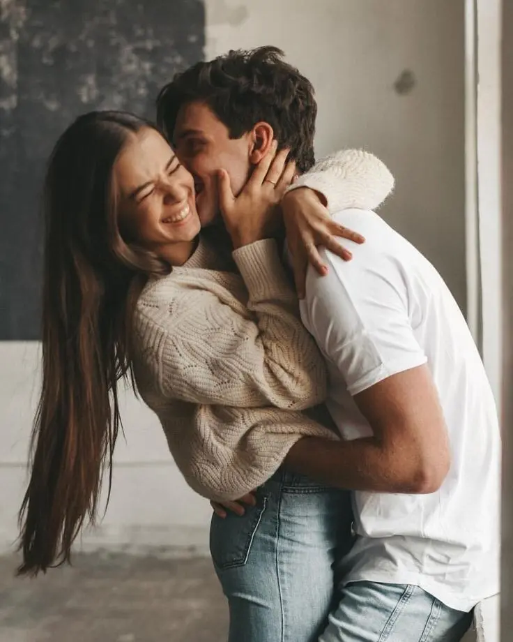 Hình ảnh ôm nhau lãng mạn làm tan chảy mọi trái tim Hình ảnh ôm nhau lãng mạn làm tan chảy mọi trái tim