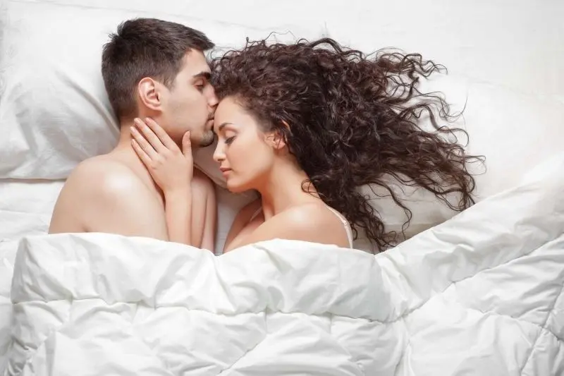 Ảnh cặp đôi ôm nhau ngủ tạo cảm giác bình yên Ảnh cặp đôi ôm nhau ngủ tạo cảm giác bình yên