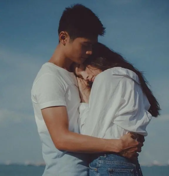 Khoảnh khắc ngọt ngào trong ảnh ôm nhau lãng mạn Khoảnh khắc ngọt ngào trong ảnh ôm nhau lãng mạn