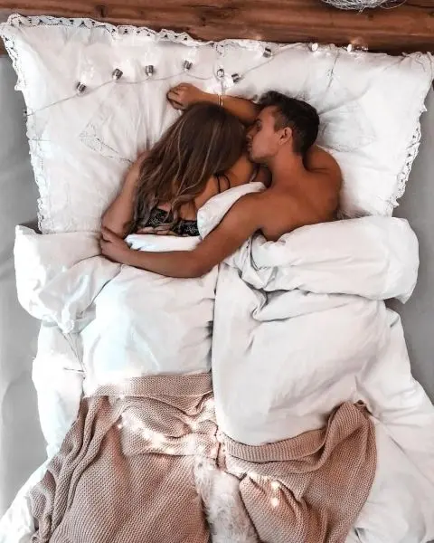 Ảnh cặp đôi ôm nhau ngủ tái hiện tình yêu sâu sắc Ảnh cặp đôi ôm nhau ngủ tái hiện tình yêu sâu sắc