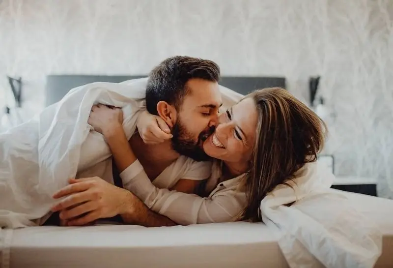 Hình ảnh cặp đôi ôm nhau ngủ tạo nên cảm giác thư giãn Hình ảnh cặp đôi ôm nhau ngủ tạo nên cảm giác thư giãn