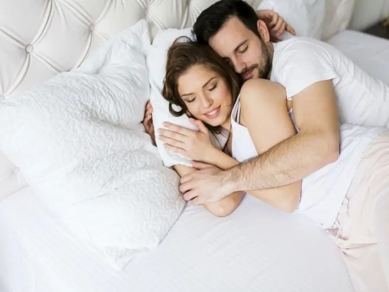 Ảnh cặp đôi ôm nhau ngủ khiến bạn cảm nhận sự gắn bó Ảnh cặp đôi ôm nhau ngủ khiến bạn cảm nhận sự gắn bó