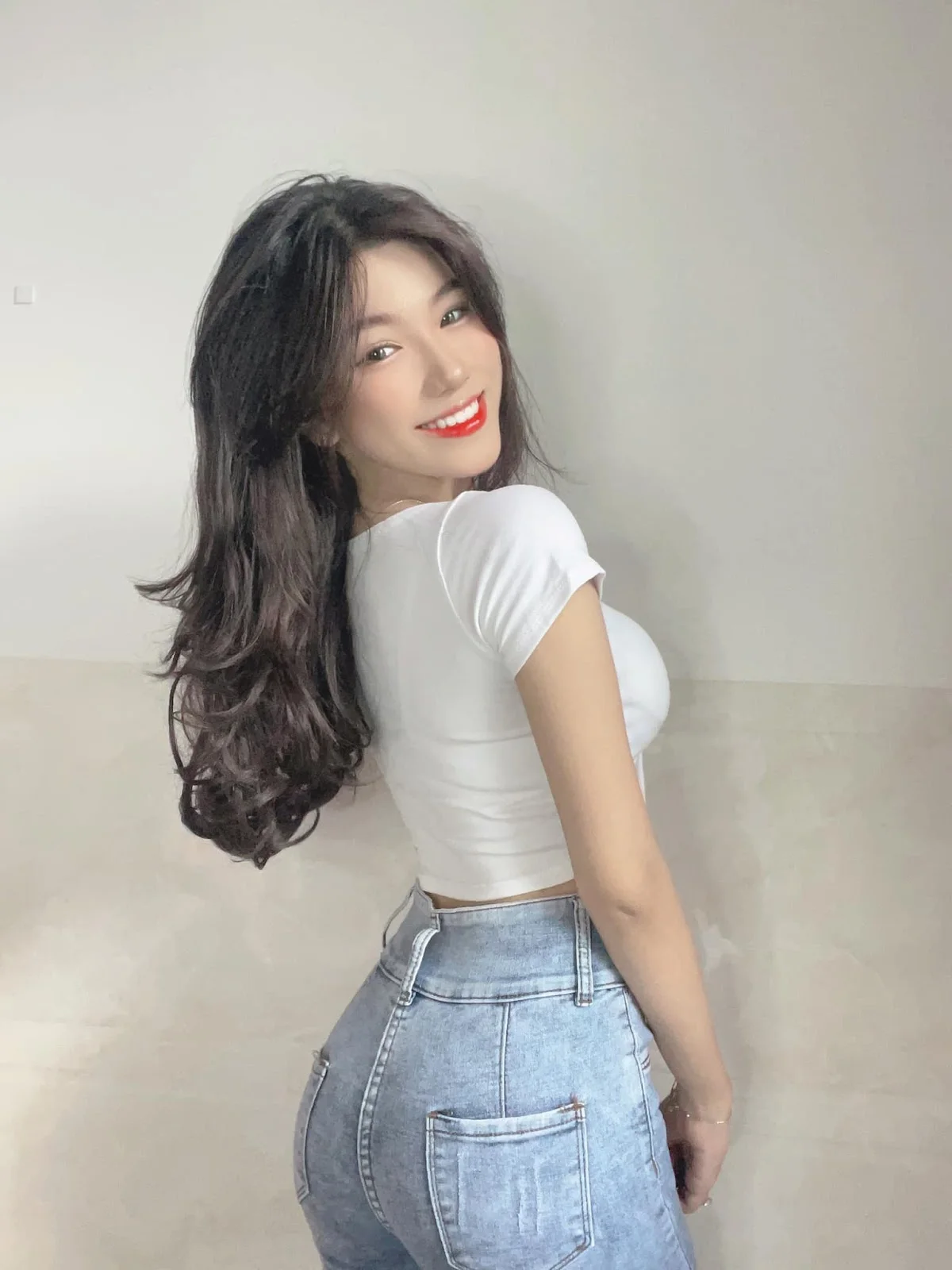 Ảnh mạng gái chụp dáng trước gương đầy phong cách và cá tính Ảnh mạng gái chụp dáng trước gương đầy phong cách và cá tính