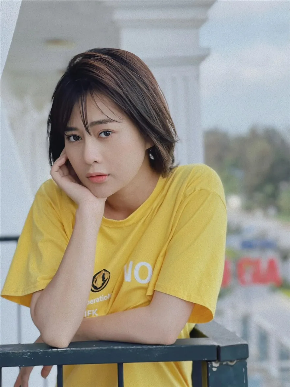 Phương Oanh thể hiện sự quyến rũ qua từng ánh nhìn Phương Oanh thể hiện sự quyến rũ qua từng ánh nhìn