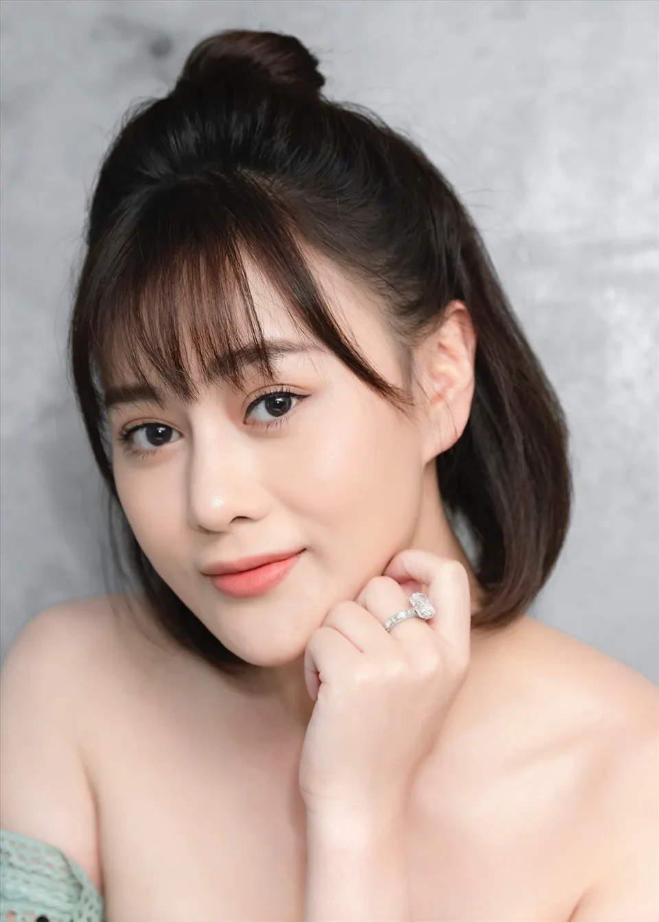 Phương Oanh mang đến nét quyến rũ qua ánh mắt Phương Oanh mang đến nét quyến rũ qua ánh mắt