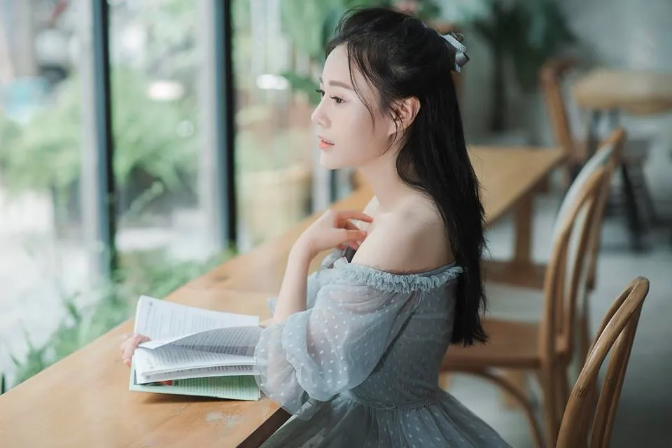 Phương Oanh mang đến sự cuốn hút với nụ cười tươi sáng Phương Oanh mang đến sự cuốn hút với nụ cười tươi sáng