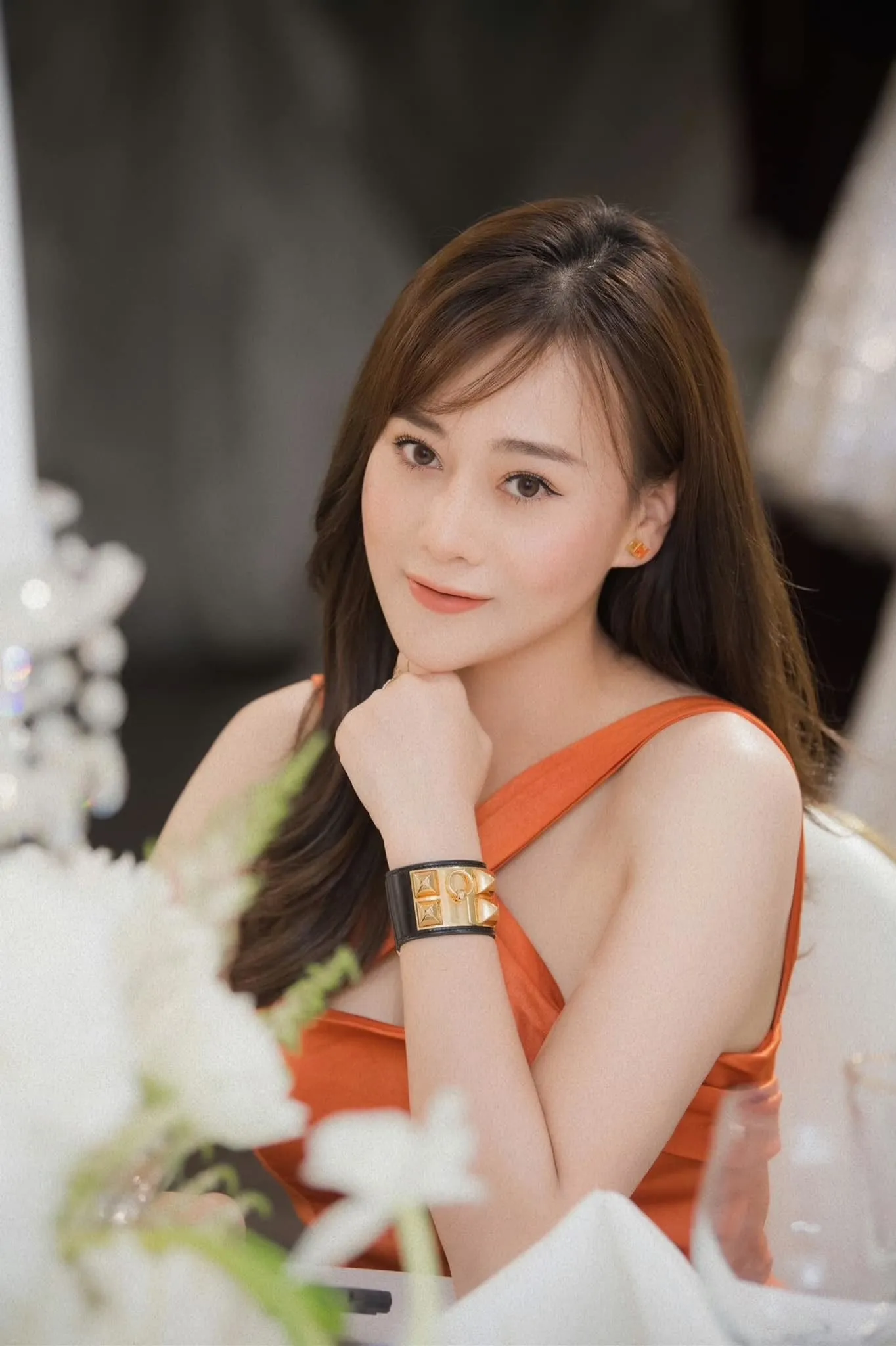 Phương Oanh tỏa sáng với thần thái tự tin và dịu dàng Phương Oanh tỏa sáng với thần thái tự tin và dịu dàng