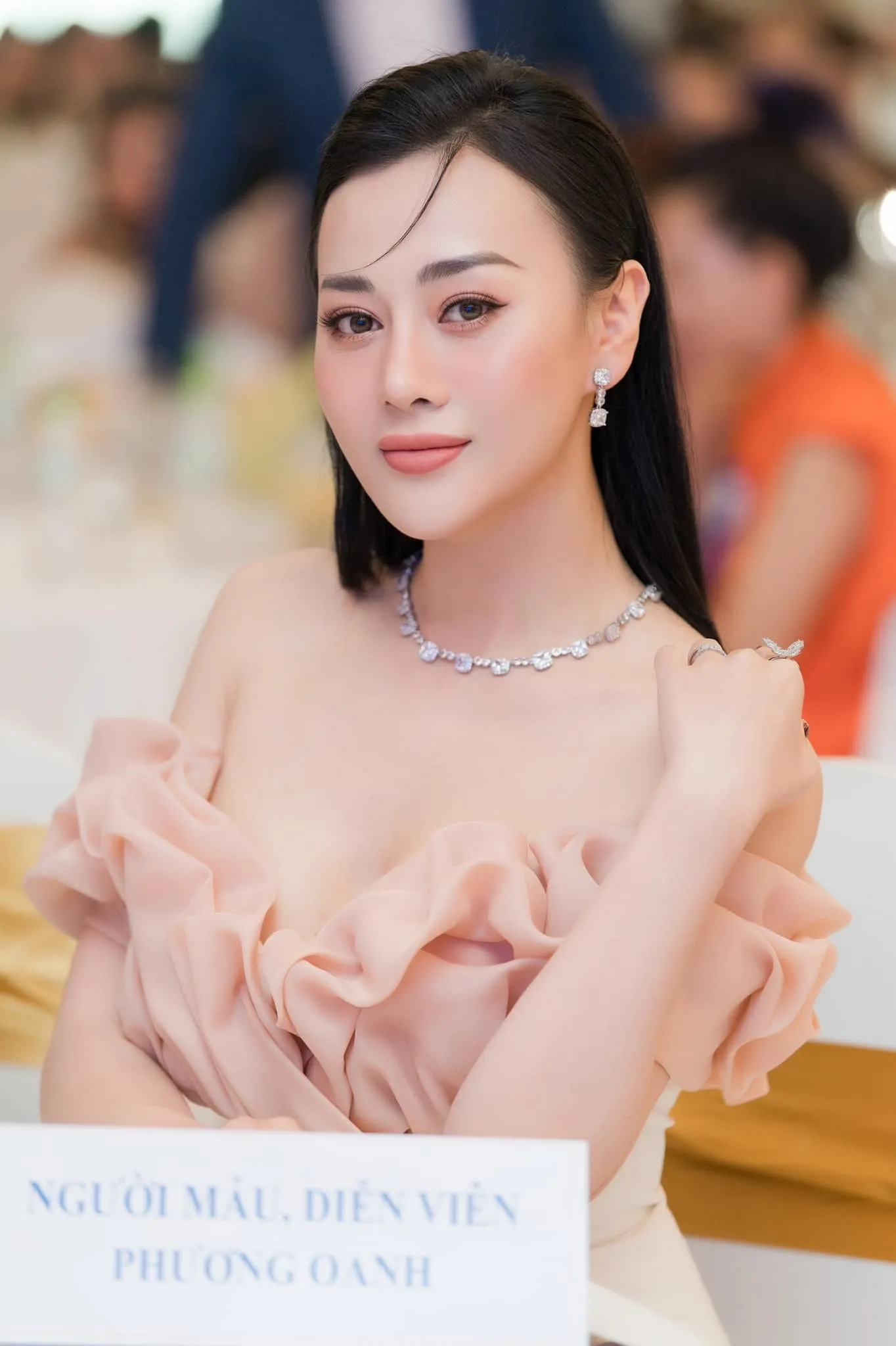 Phương Oanh khiến người xem phải chú ý đến nét đẹp tự nhiên Phương Oanh khiến người xem phải chú ý đến nét đẹp tự nhiên