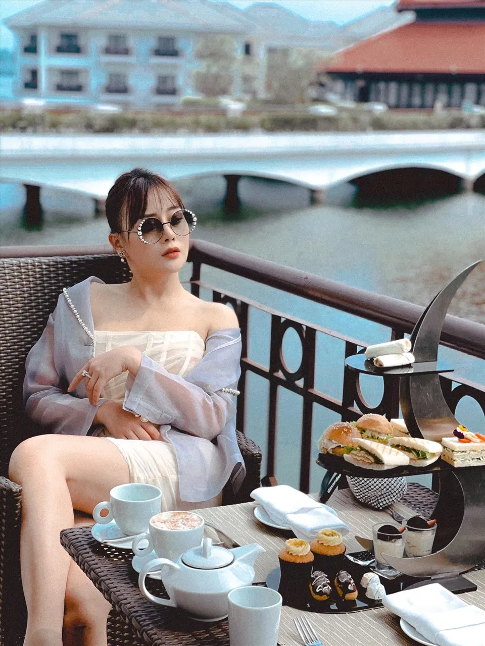 Phương Oanh tạo điểm nhấn với nụ cười quyến rũ Phương Oanh tạo điểm nhấn với nụ cười quyến rũ