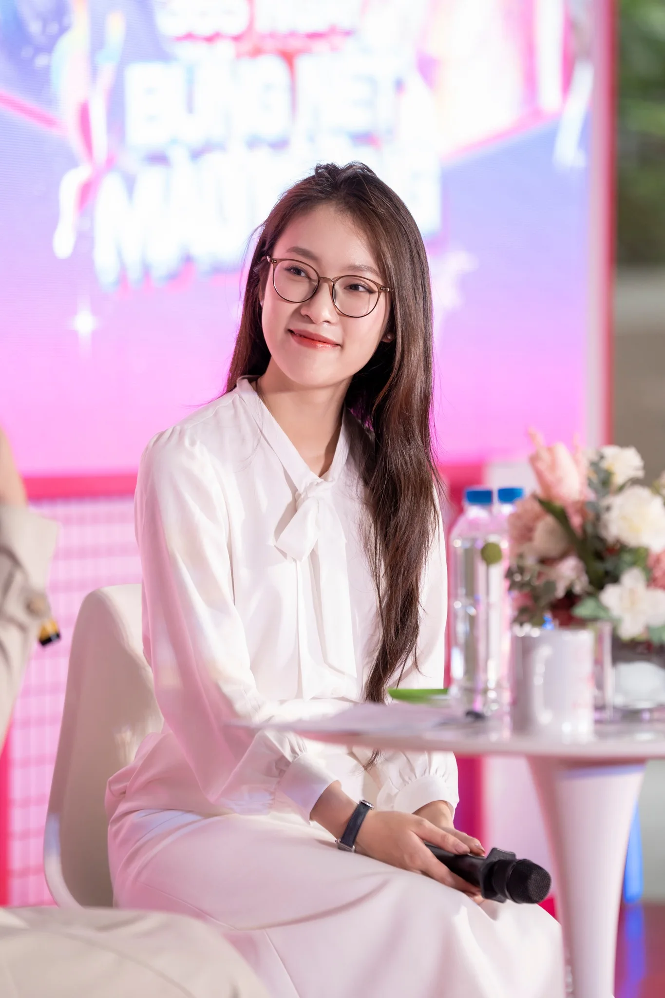 Với tài năng của MC Khánh Vy, mỗi buổi dẫn chương trình đều trở nên đặc biệt. Với tài năng của MC Khánh Vy, mỗi buổi dẫn chương trình đều trở nên đặc biệt.