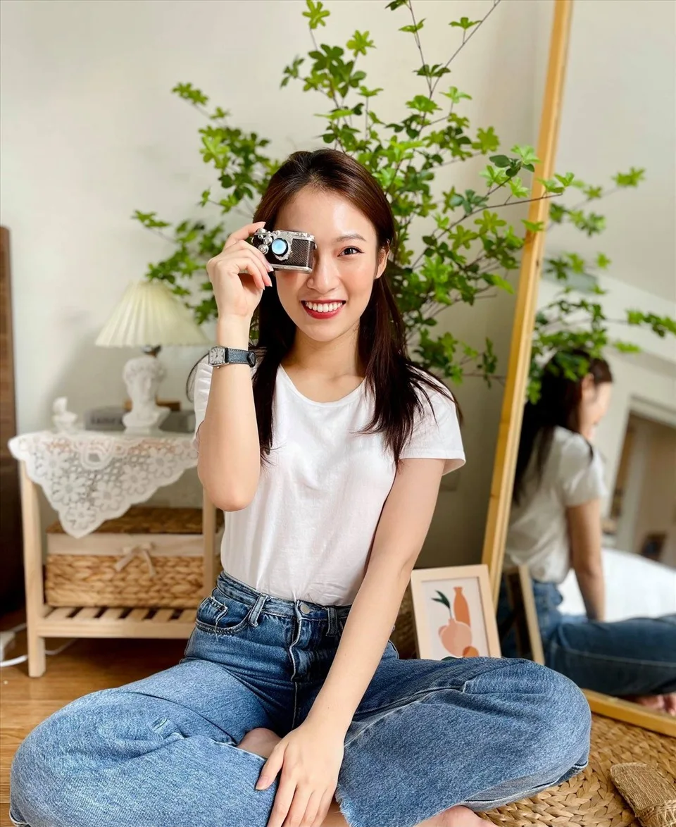 Khánh Vy tươi cười rạng rỡ, mang đến năng lượng tích cực cho mọi người. Khánh Vy tươi cười rạng rỡ, mang đến năng lượng tích cực cho mọi người.
